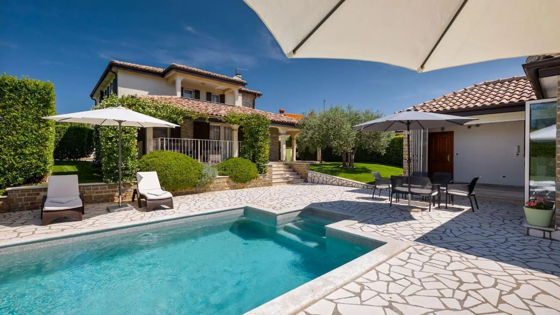 Rustic Villa Inga With Pool And Grill In Буйе